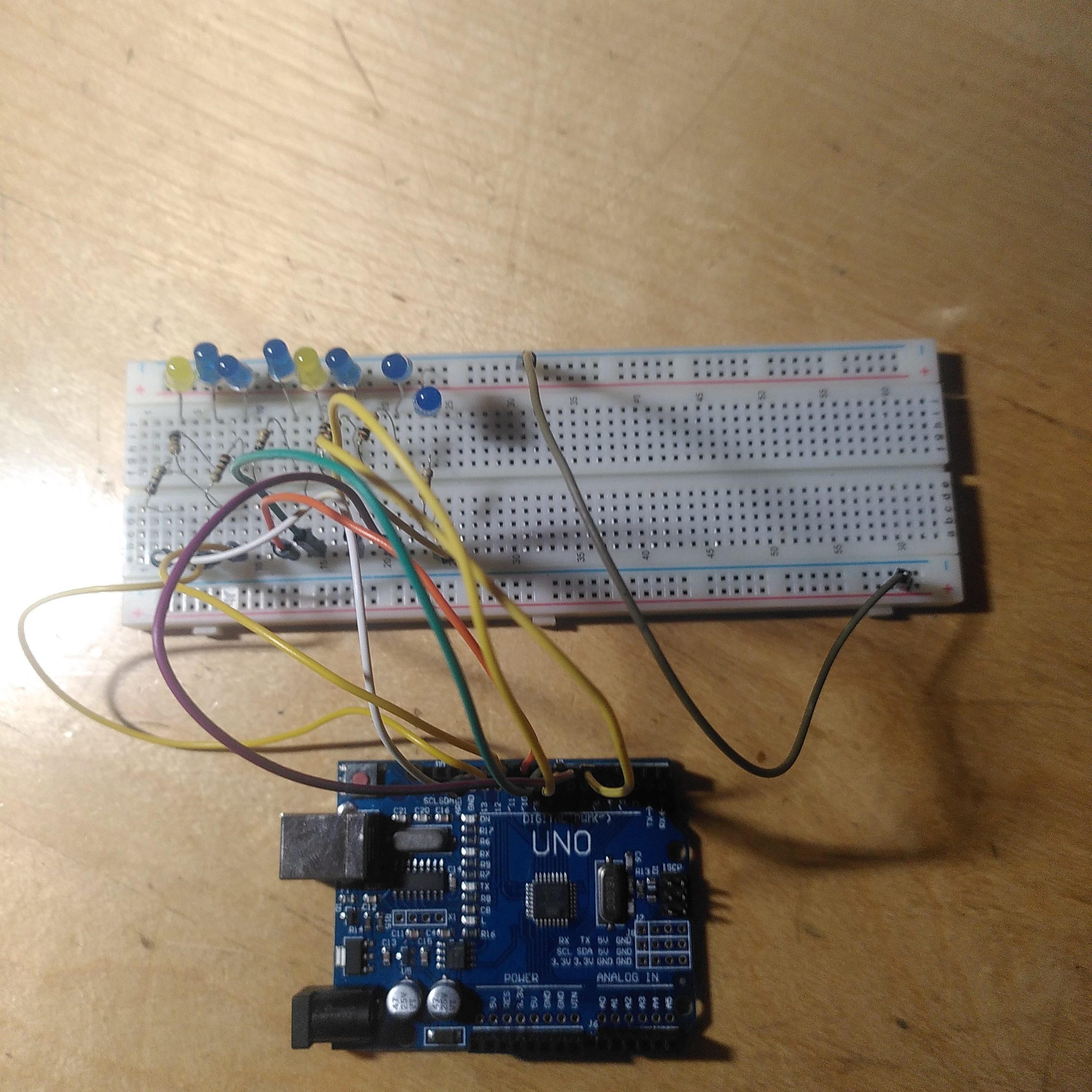 Photo du prototype réalisé par les élèves. Une carte arduino uno reliée à une plaque de prototypage dans la quelle sont branchées des leds et des résistances.