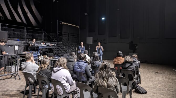 Photo d'un groupe d'une dizaine d'élèves de dos dans la fosse du Florida.